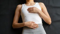 Płaski brzuch w miesiąc: przewodnik krok po kroku — ćwiczenie „próżnia” rano, deska wieczorem